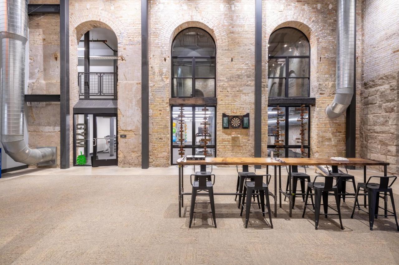 Brewery District 2-story 2br Near Fiserv With Rooftop, Gym, And Parking * Milwaukee