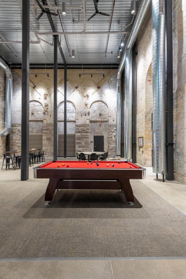 Brewery District 2-story 2br Near Fiserv With Rooftop, Gym, And Parking Appartement